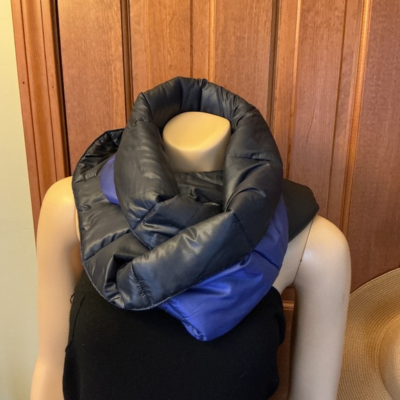 Calvin Klein Black and Blue Puffer Scarf - Picture 1 of 7